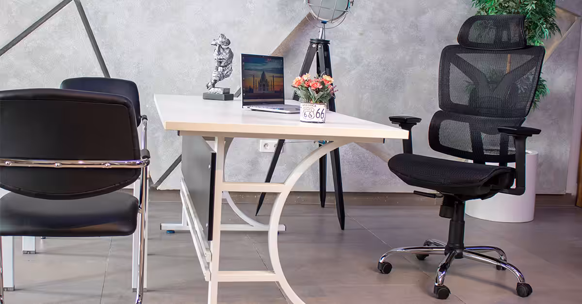 Coin de télétravail avec meuble bureau moderne Tunisie, lumière naturelle et chaise ergonomique