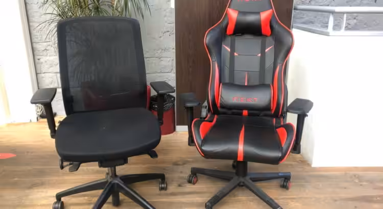 comparaison entre chaise de bureau classique et fauteuil gaming